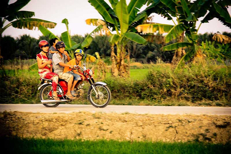 Traveling by Scooter in Vietnam 