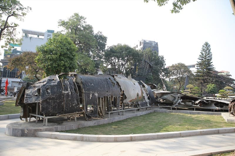 The museum also preserves the remains of B-52 aircraft, reminding visitors of the glorious period of Hanoi people''s resistance
