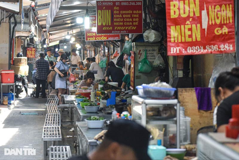 Dong Xuan Lane - a street food paradise in the heart of Hanoi