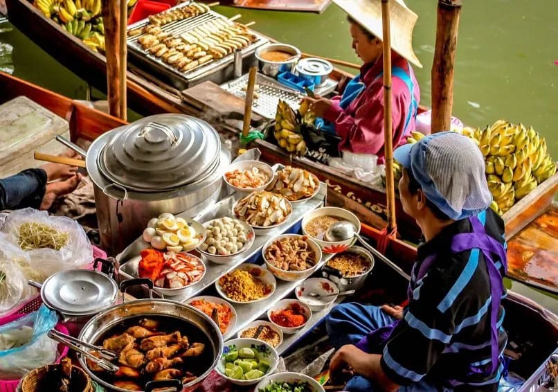 At the Damnoen Saduak floating market, a multitude of authentic Thai specialties