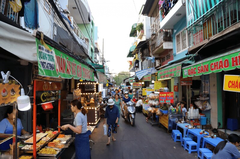 The food stalls in the Ho Thi Ky Market