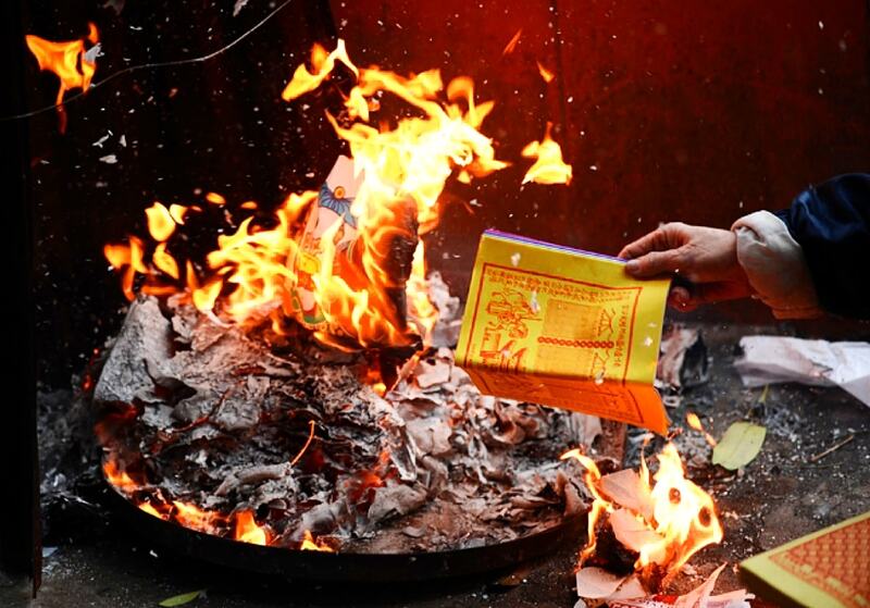 Burning joss paper