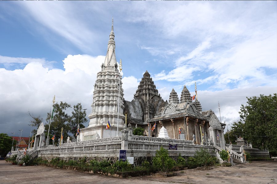 Kampong Cham is not inferior to Angkor Wat in terms of history and culture.