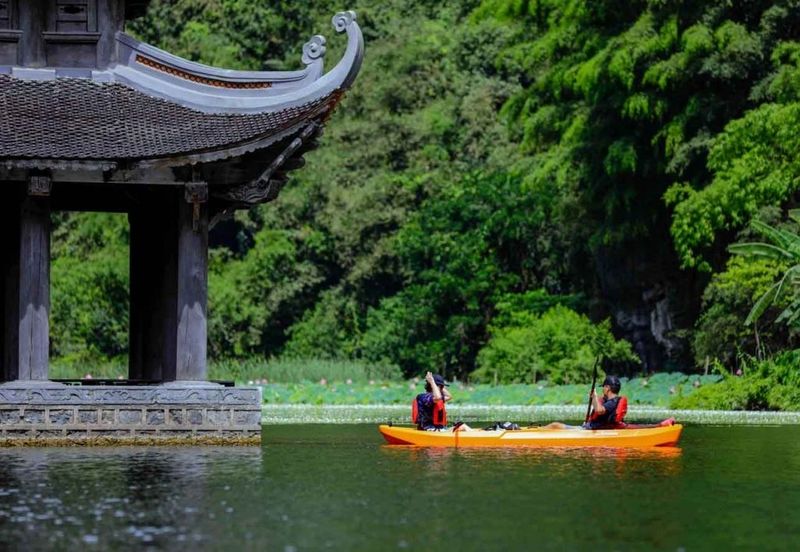 Kayaking in Trang An