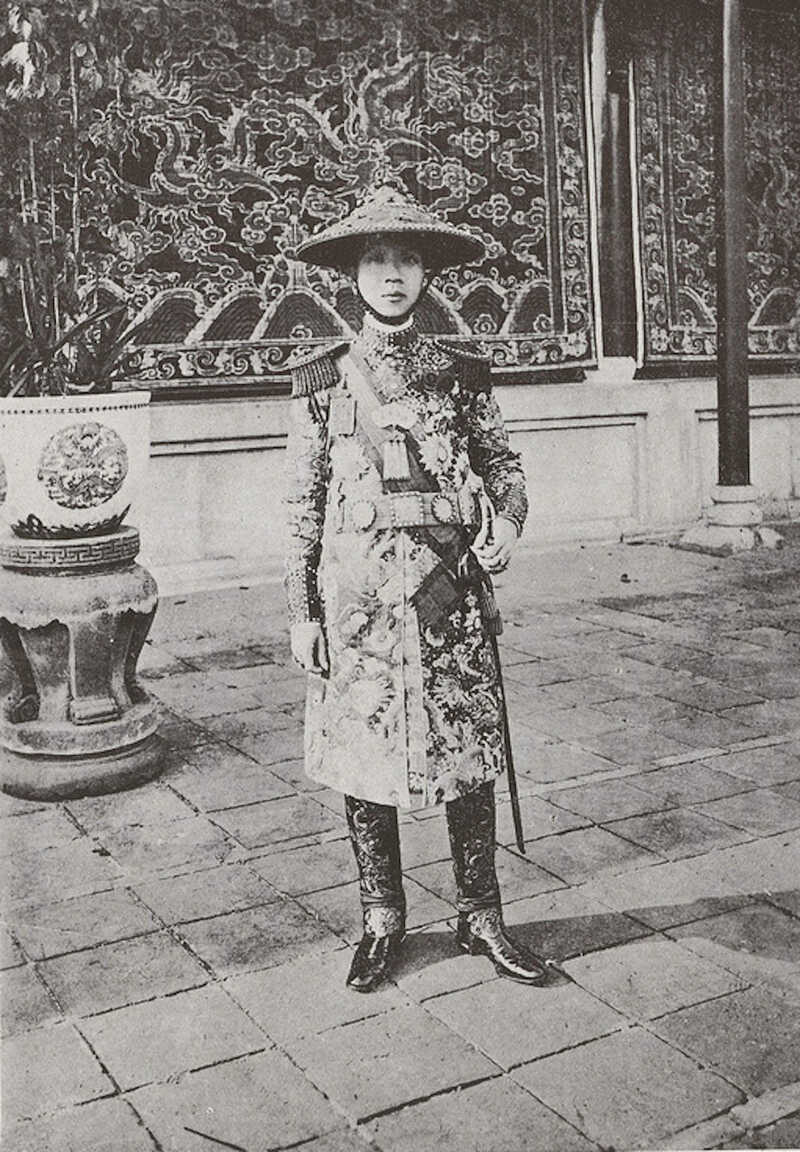 King Khai Dinh favored conical hats as part of his fashion.
