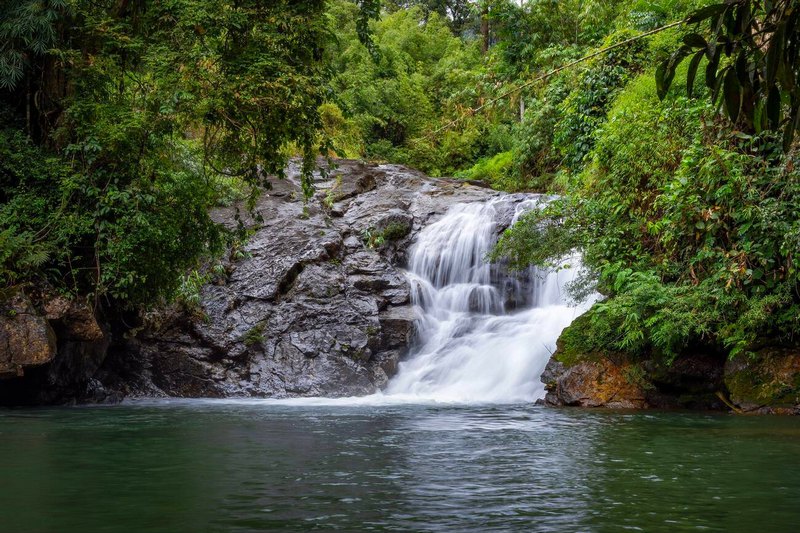 cascada en khao sok