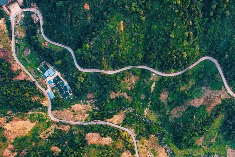 Khau Pha Pass is winding like a slithering snake