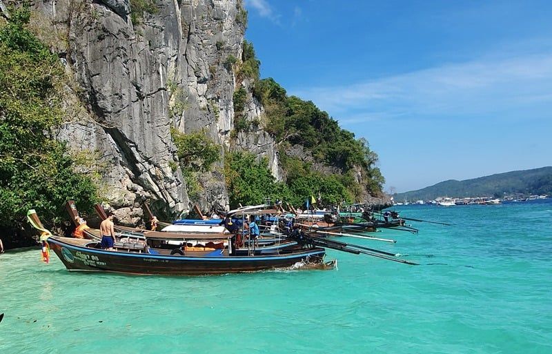 barcos en koh phi phi