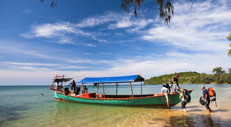 moverse en barco por koh rong camboya
