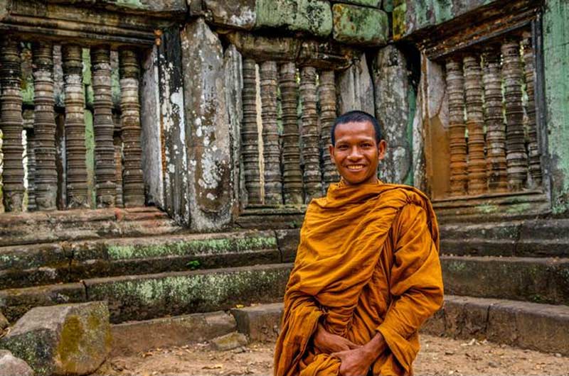 a monk in prasat thom nowadays