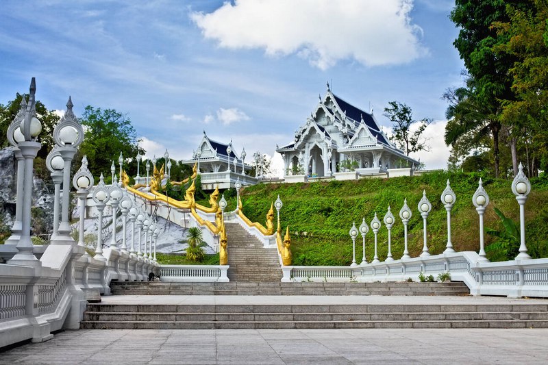 Temple Kaew Grovaram, symbol spiritual et architectural de la ville Krabi.