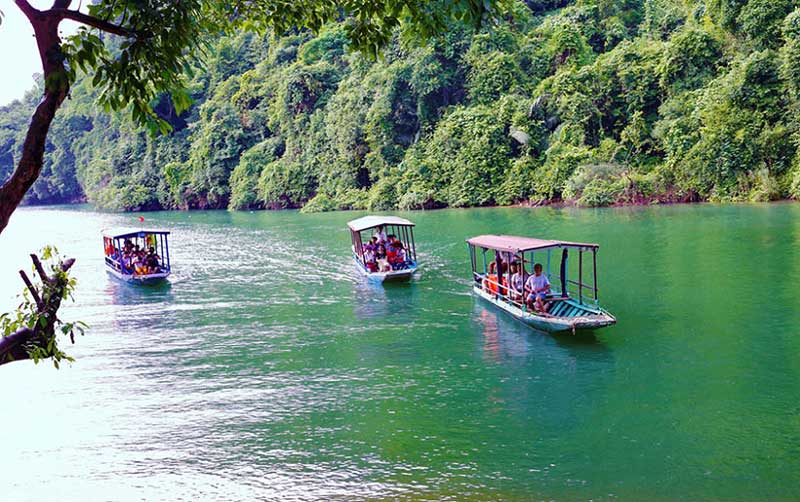 paseo en barco en lago ba be