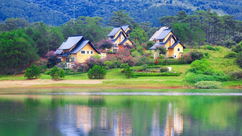 Tuyen Lam Lake is known as a miniature Europe by Vietnamese people