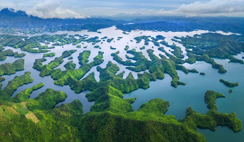 Ta Dung Lake is 22 thousand hectares wide, and is surrounded by countless small islands