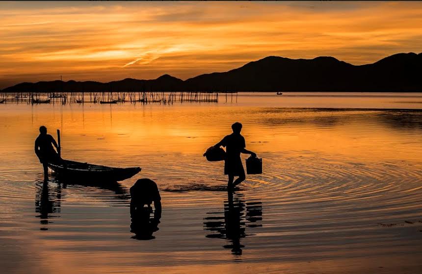 Tam Giang Lagoon, dusk when people return from fishing