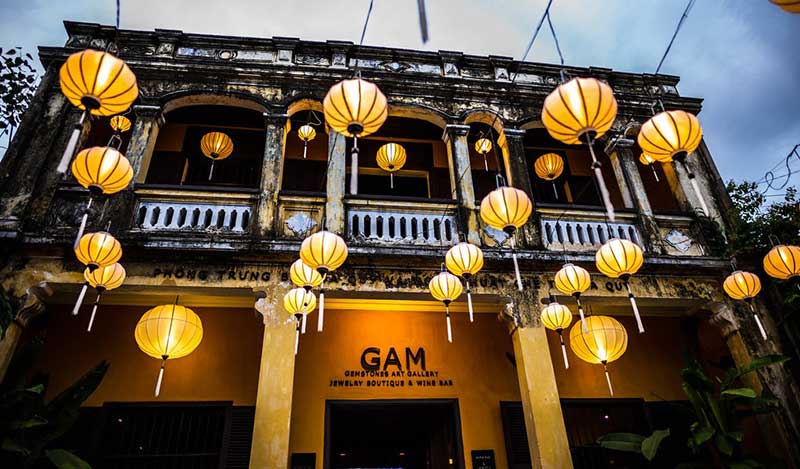 Farolillos frente al Museo de Piedras Preciosas GAM Hoi An - PHG Voyager