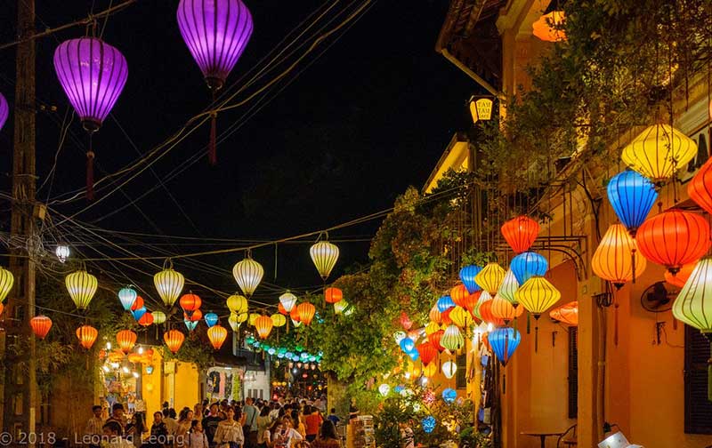 La ciudad de Hoi An se ilumina de noche con milesd e farolillos - Leonard Leong