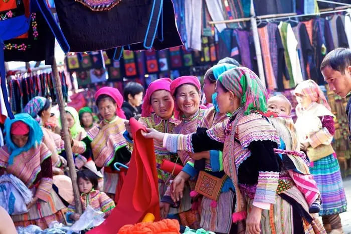 hoang su phi local market
