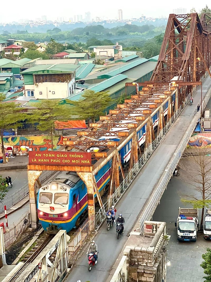 Long Bien Bridge is still a symbol of Hanoi today