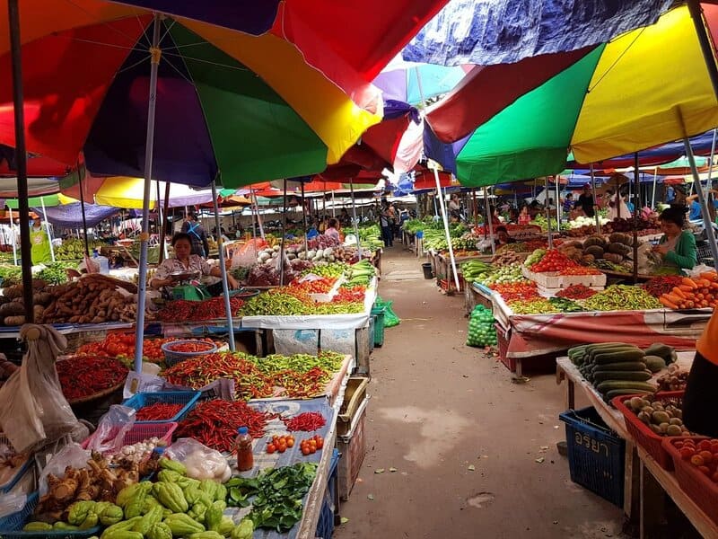 mercado local en luang namtha