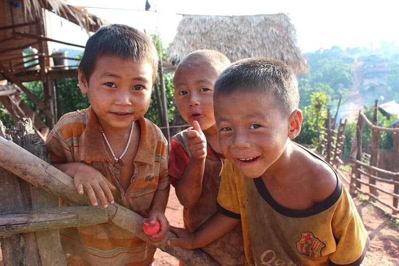 niños locales en luang namtha