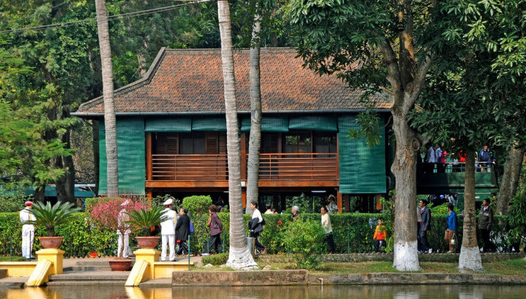 casa sobre pilotes en mausoleo ho chi minh