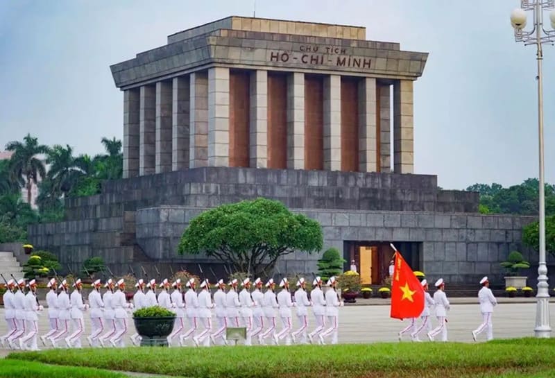 guardia de honor en mausoleo ho chi minh