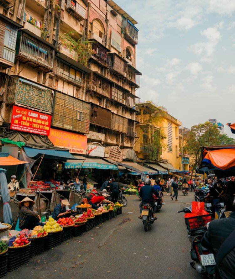 mercado dong xuan - calle nguyen thien thuat
