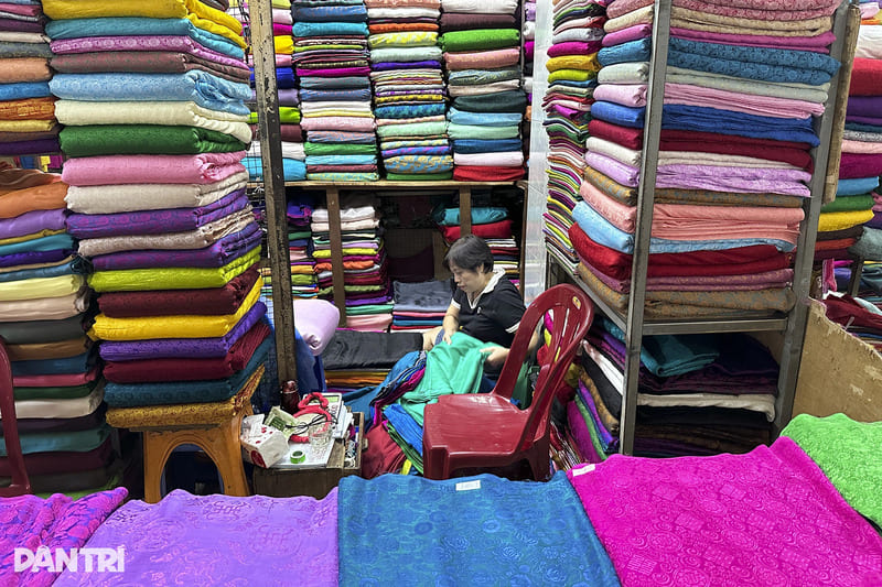 mercado dong xuan - Una tienda que vende seda
