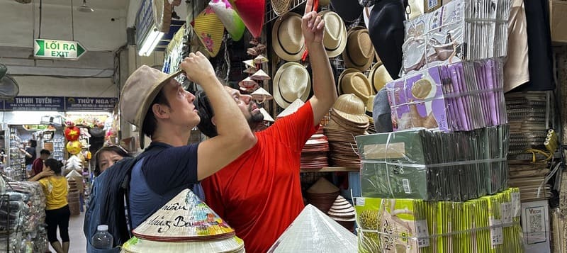 mercado dong xuan - turistas compran
