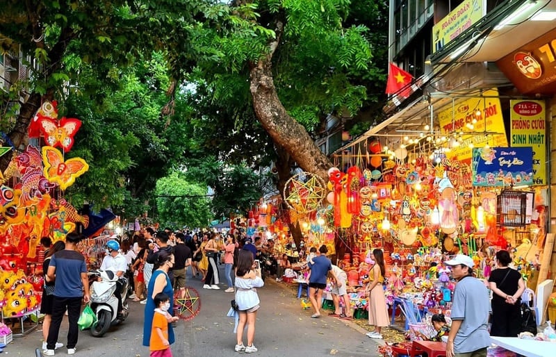The festive atmosphere of the Trung Thu or Mid-Autumn Festival on Hang Ma Street, Hanoi's Old Quarter