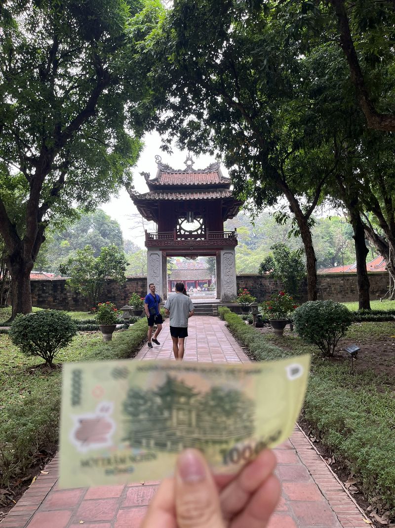 moneda vietnam con la imagen del templo literatura