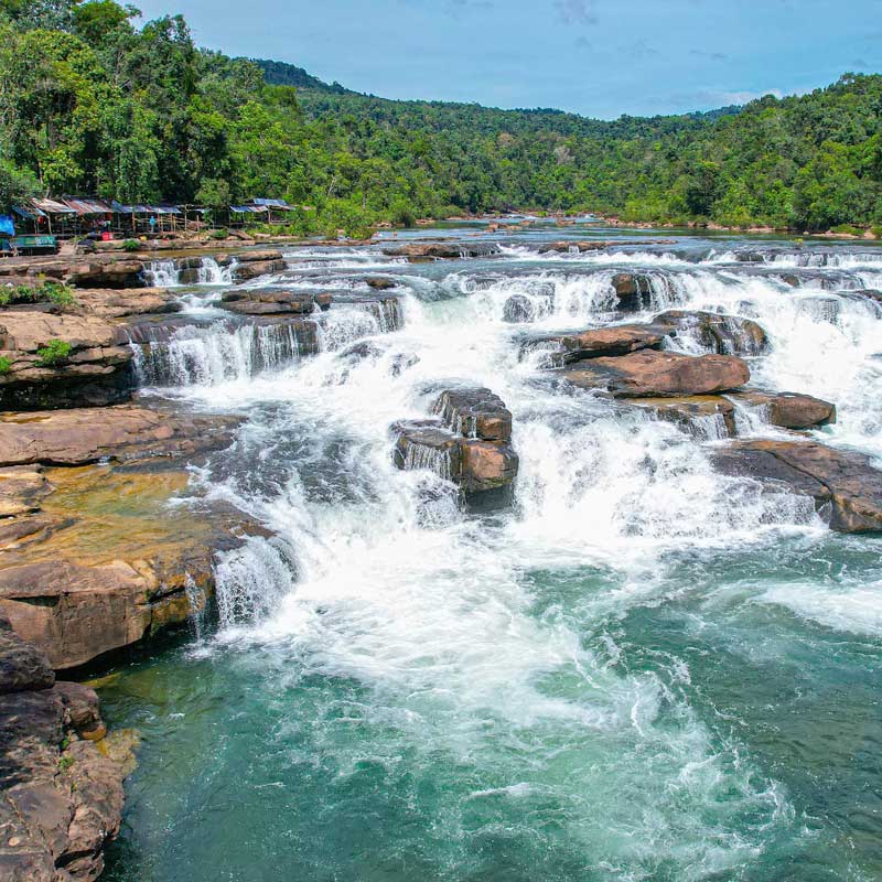 cascada en montañas cardamomo