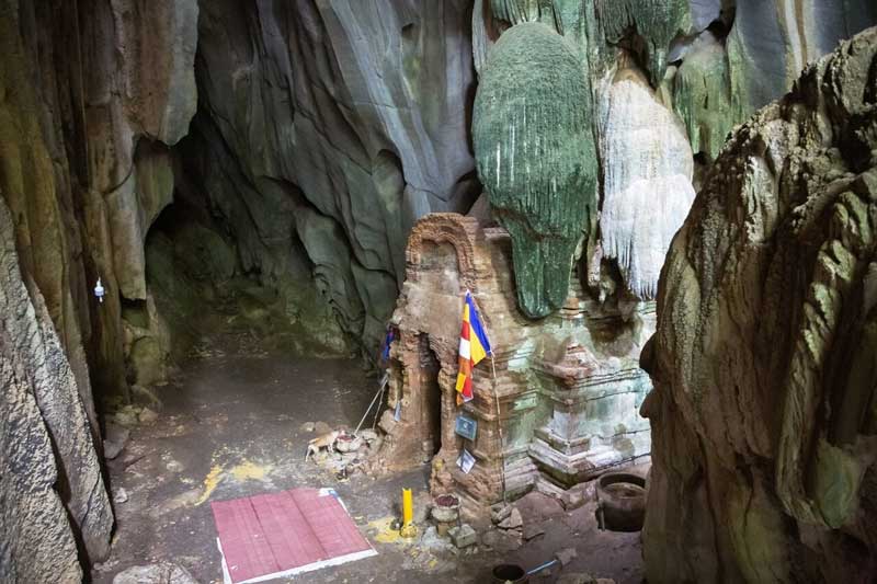 cueva de templo en montañas cardamomo