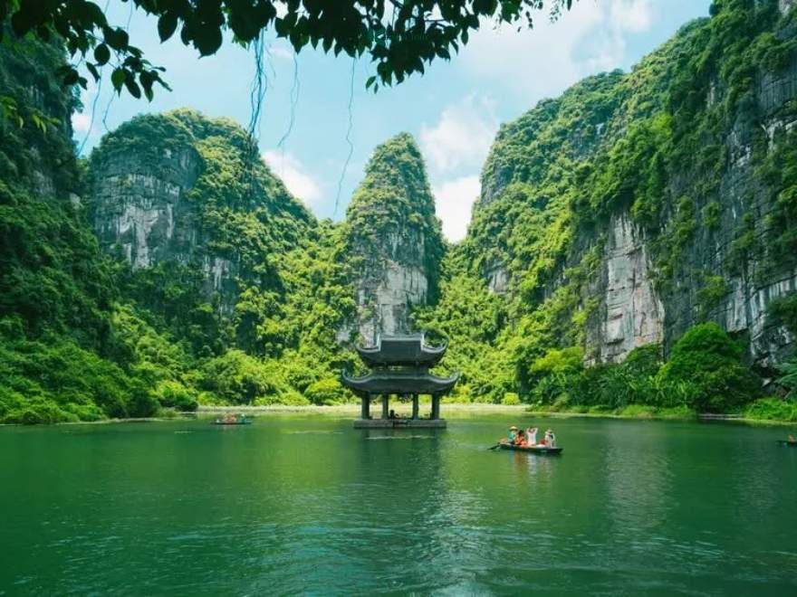 In September, the weather in Ninh Binh is clear and cool.