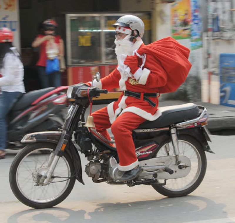 Santa Claus''s modes of transportation in Vietnam