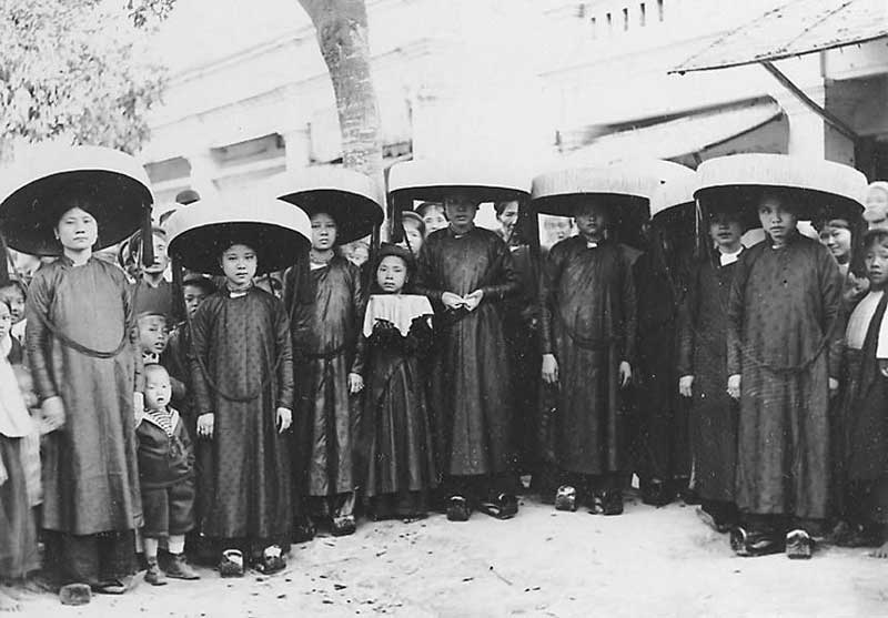Vietnamese women wear non ba tam