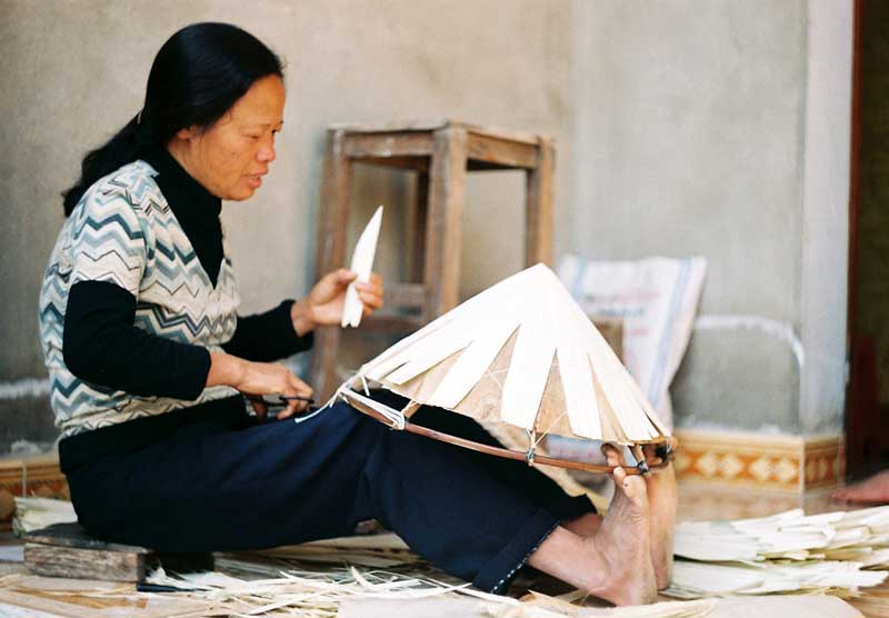 Manufacture of the conical hat from latanier leaves