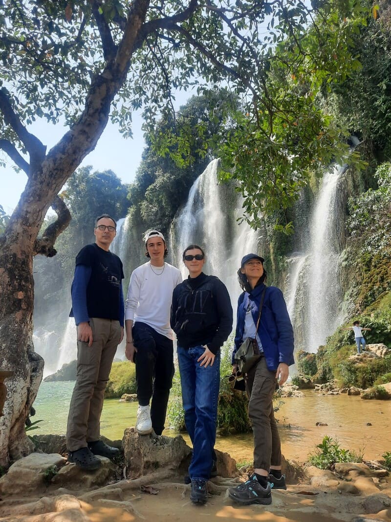 nuetros viajeros en cascadas de ban gioc