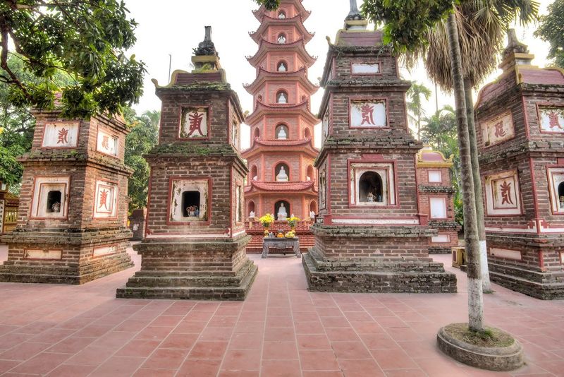 Estupa de 11 pisos en la Pagoda Tran Quoc