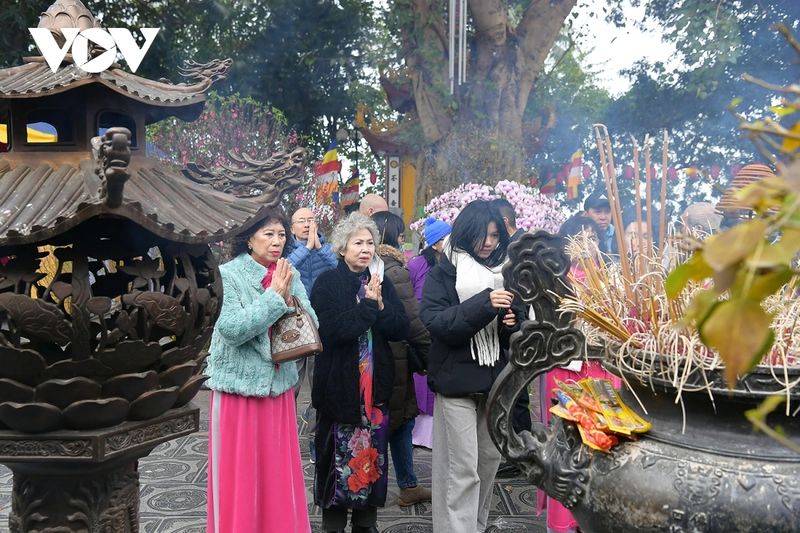 pagoda de tran quoc - gente local