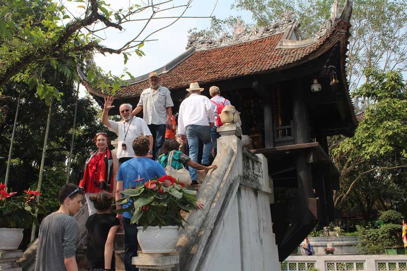 visitantes en pagoda del pilar único