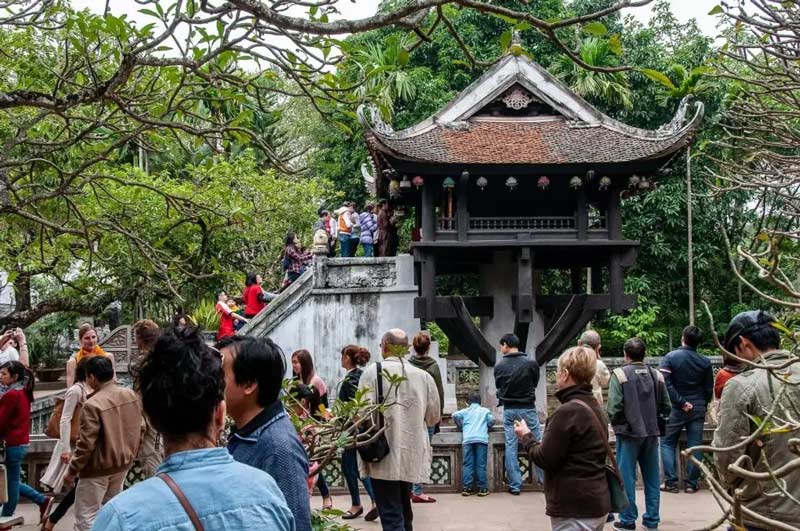 turistas en pagoda del pilar único