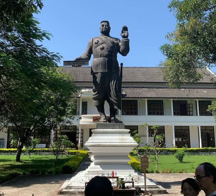 palacio real de luang prabang - estatua refleja la historia del palacio