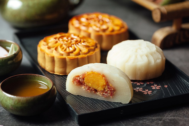 Banh deo (pasteles suaves y pegajosos con una corteza de arroz pegajoso blanco) y Banh nuong (pasteles horneados con una corteza dorada)