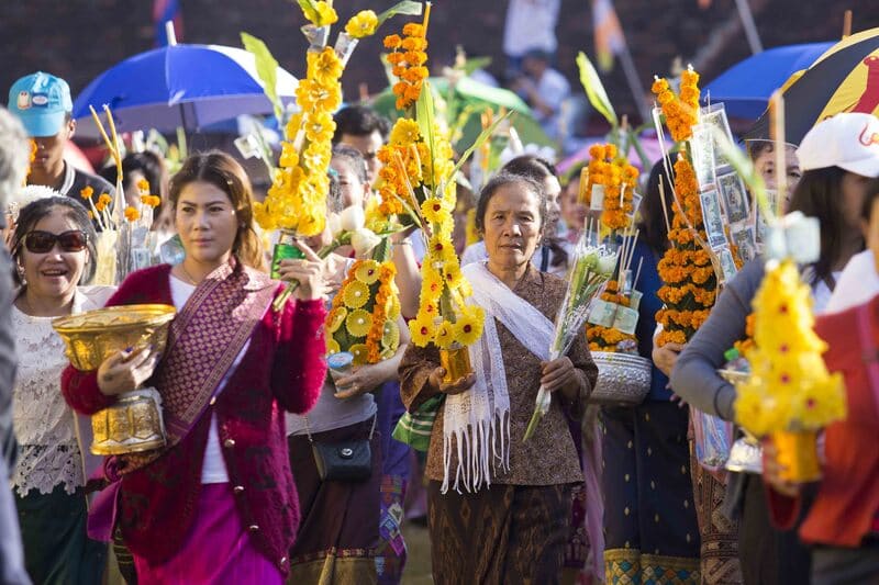 During the That Luang festival, Laotians make various types of traditional offerings (flowers, incense, meals, etc.)