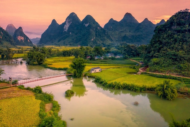 Phong Nam Golden Season and 'So Beautiful You Can't Forget' Destinations