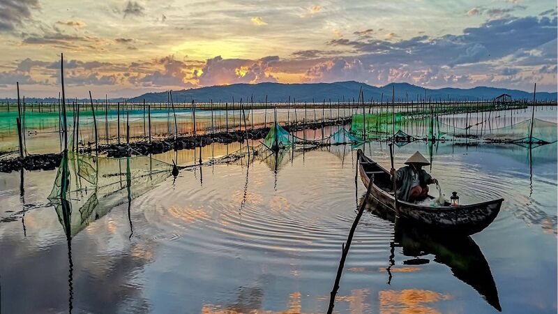 The lagoon of O Loan is famous for its many delicious blood shells