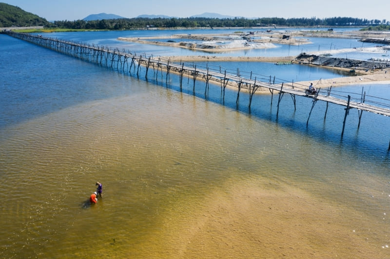  Interestingly, the bridge was built in 1998 with a budget of up to 1 billion VND (approximately $42,000).