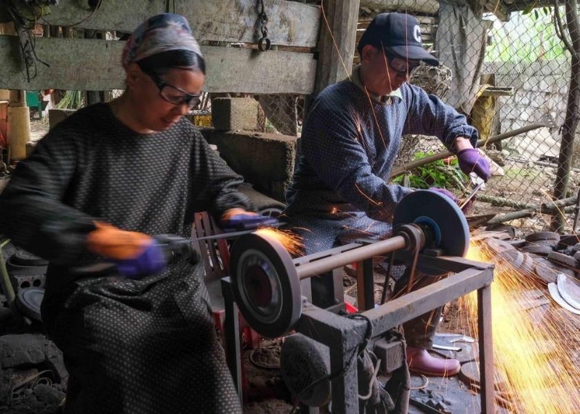 The Nung people in the village grew up amidst the sounds of hammering steel and sparks flying.